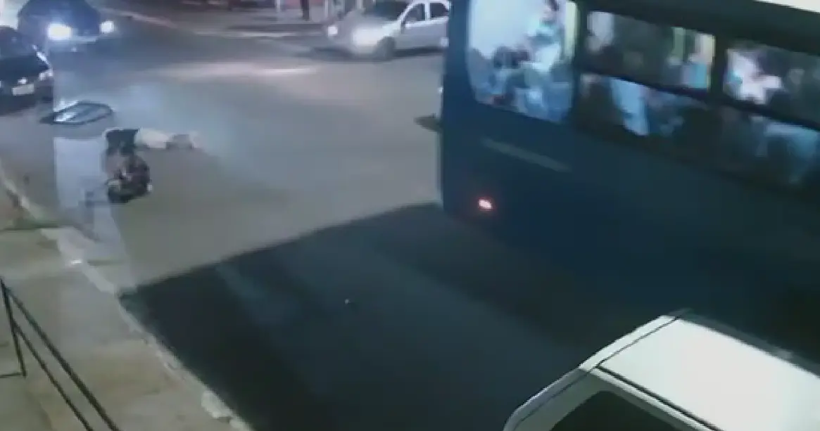 Dois caem de onibus