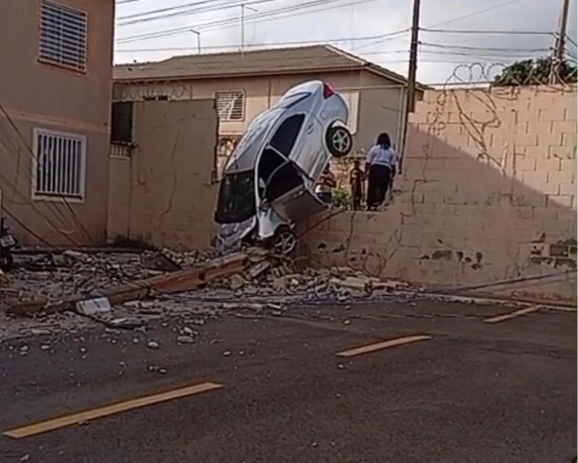 batida-forte-deixa-carro-pendurado-em-muro-de-condominio-em-valparaiso1767576950