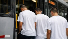 Jovens embarcando no ônibus público