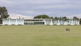 fachada-do-palacio-da-alvorada-em-brasilia-e-ema-a-frente