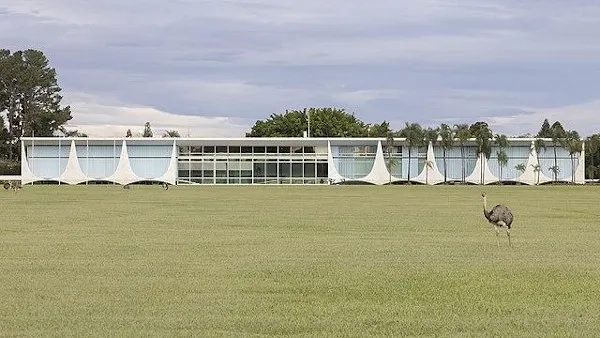 fachada-do-palacio-da-alvorada-em-brasilia-e-ema-a-frente