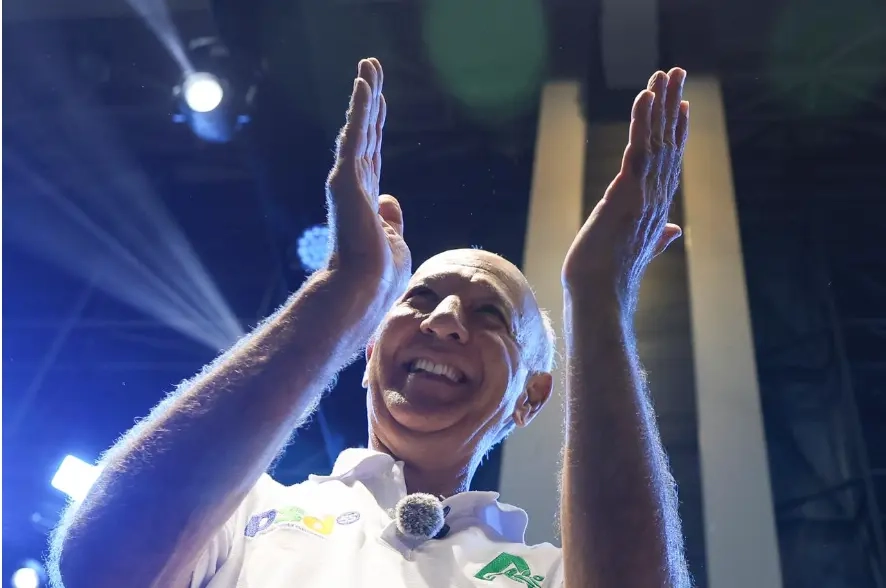 1773407934-jose-roberto-arruda-batendo-palmas-foto-divulgacao