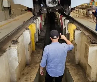 Max Maciel em vala de inspeção dos trens