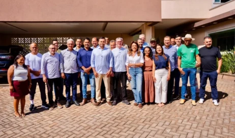 1785501655-gracinha-caiado-com-o-prefeito-lucas-antonieti-e-vereadores-de-aguas-lindas-de-goias-foto-divulgacao-julho-de-2026ok2